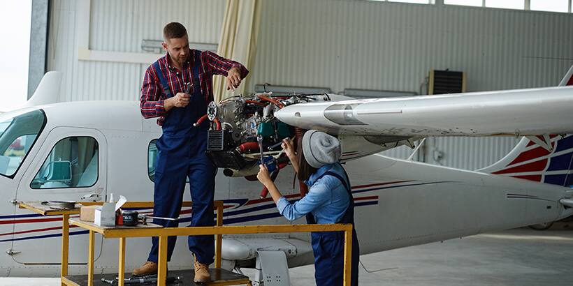 Who is a Aeronautical Engineer?